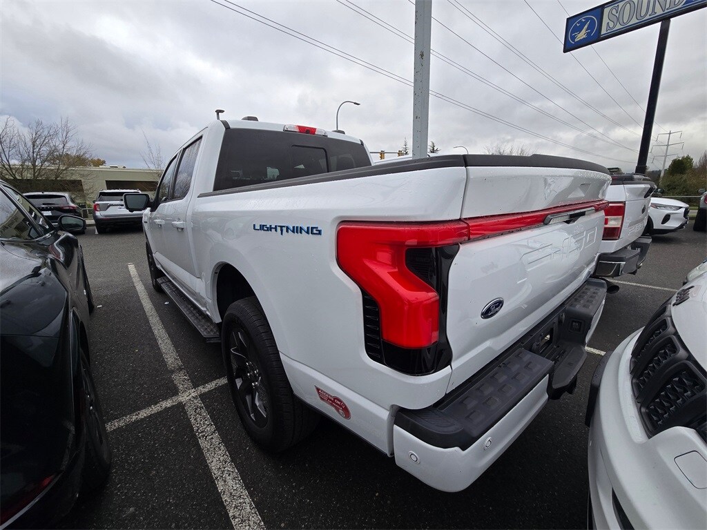 2023 Ford F-150 Lightning Lariat photo 3