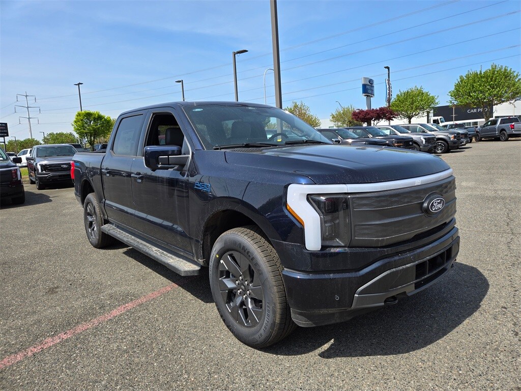 2025 Ford F-150 Lightning Lariat photo 3