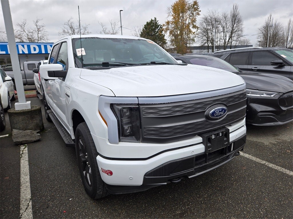 2023 Ford F-150 Lightning Lariat photo 2