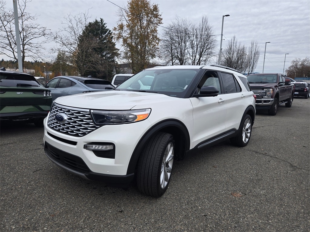 2022 Ford Explorer Platinum's photo
