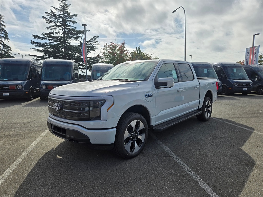 2025 Ford F-150 Lightning Platinum's photo