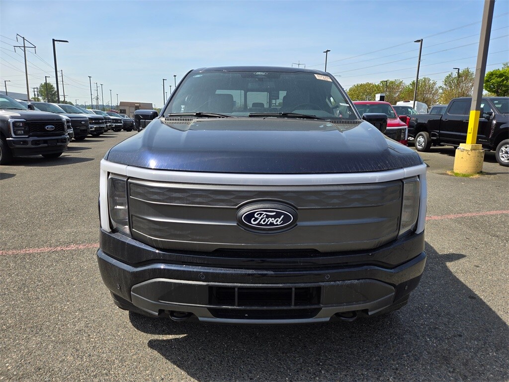 2025 Ford F-150 Lightning Lariat photo 2