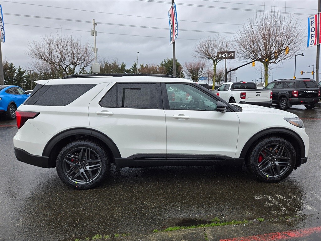 2025 Ford Explorer ST photo 4