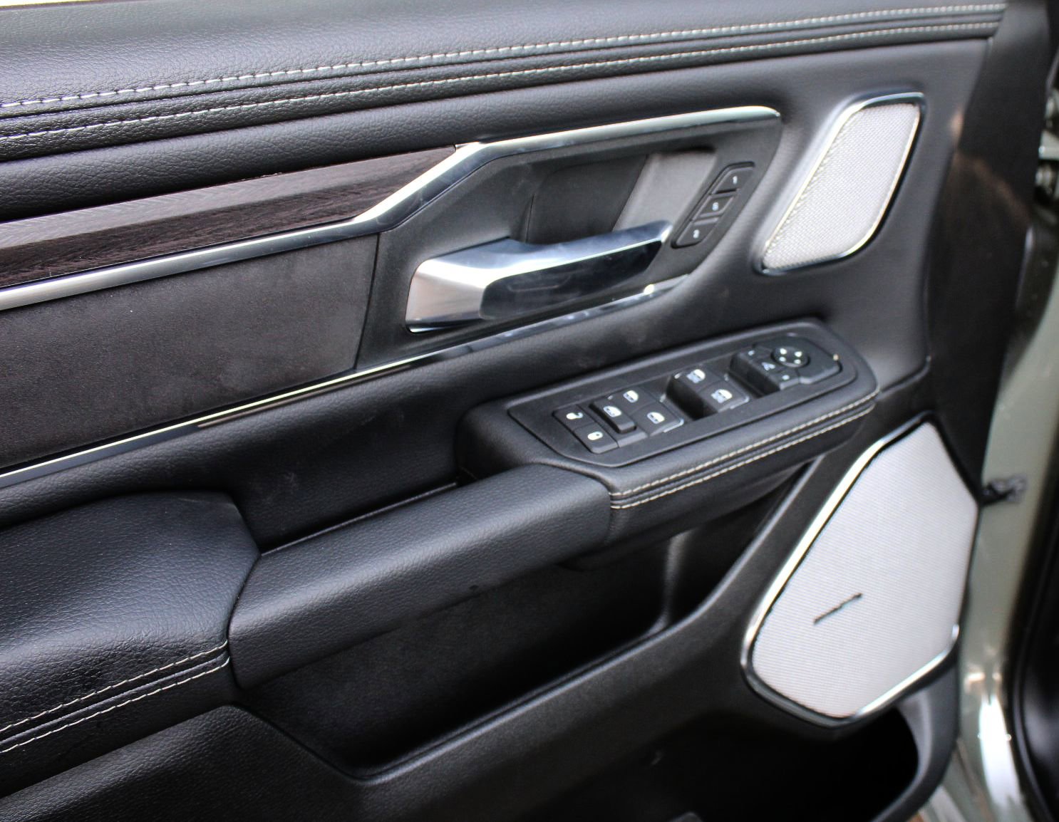 2026 Ram 1500 Laramie photo 3