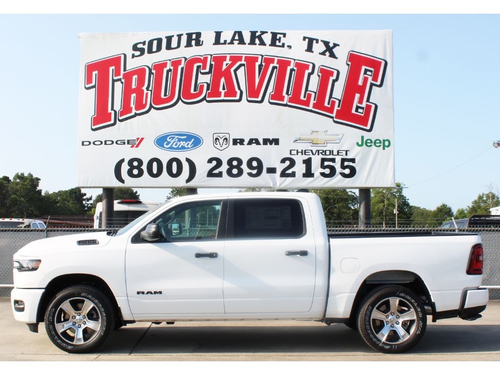 New 2026 Ram 1500 EXPRESS CREW CAB 4X4 5'7 BOX Pickup