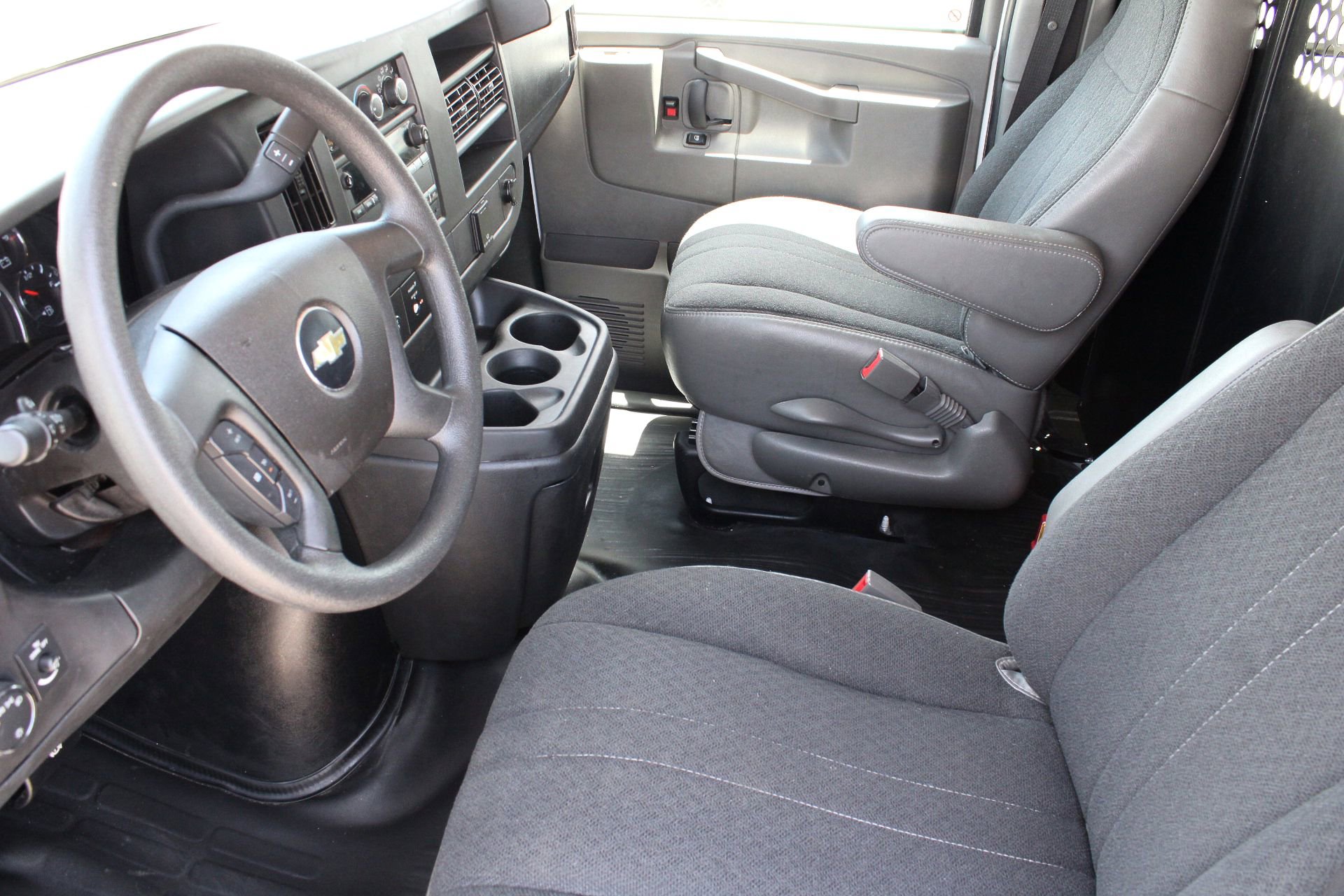 2023 Chevrolet Express 2500 Work Cargo Van photo 4