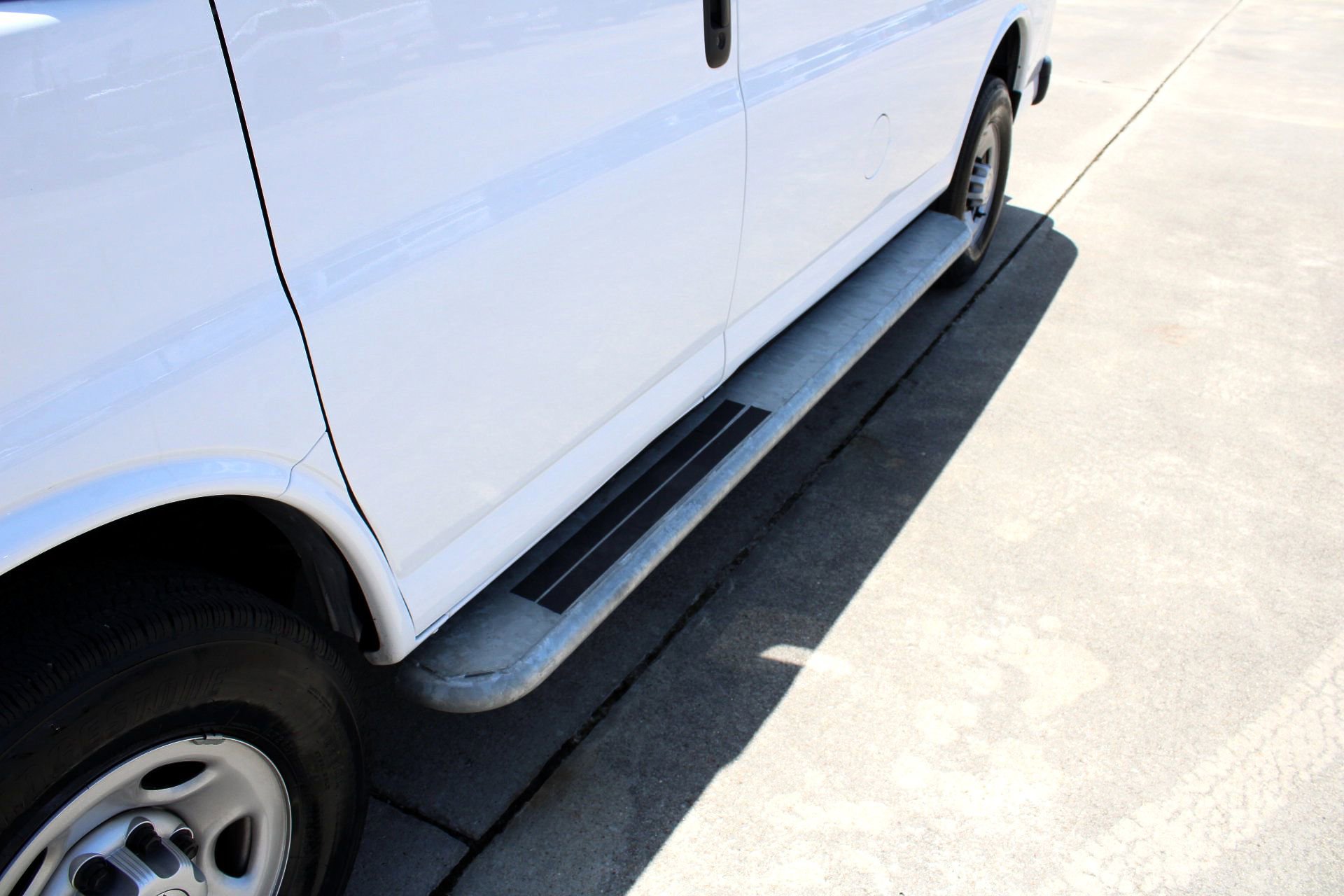 2024 Chevrolet Express 2500 Work Cargo Van photo 3