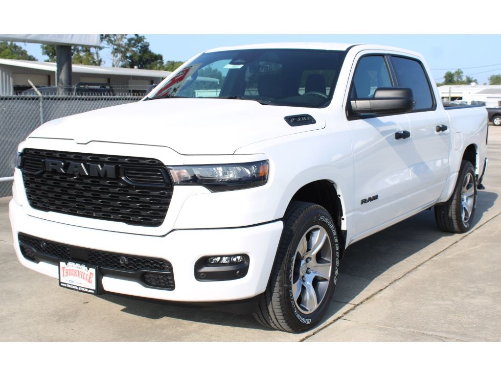 New 2026 Ram 1500 EXPRESS CREW CAB 4X4 5'7 BOX Pickup
