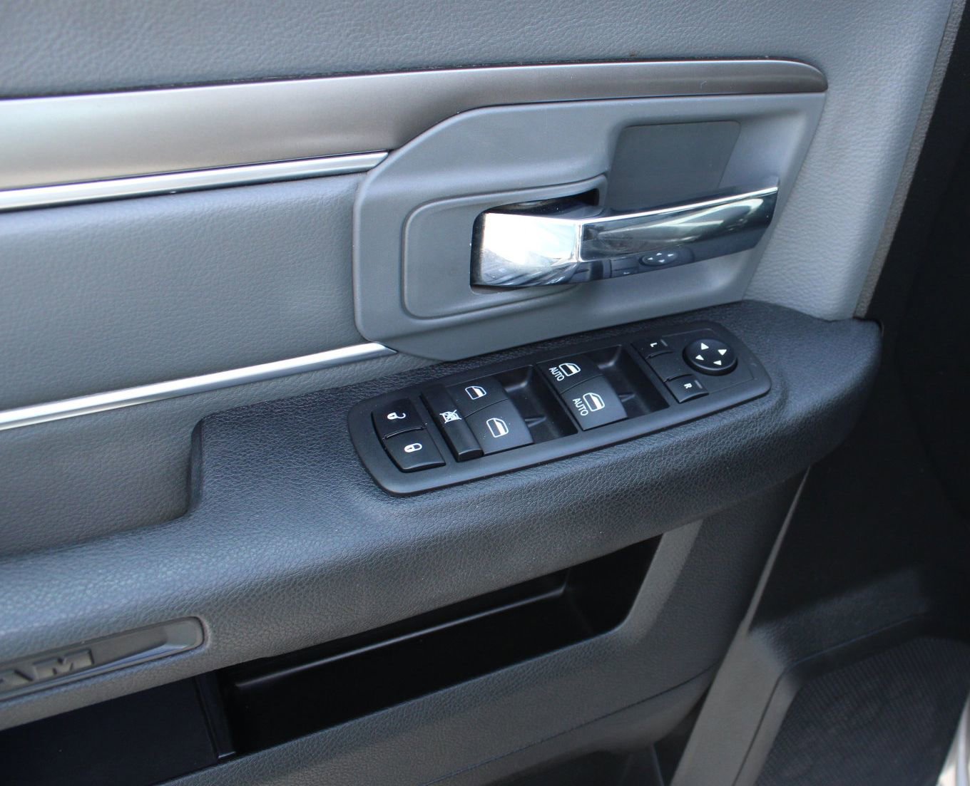 2023 Ram 1500 Classic SLT photo 4