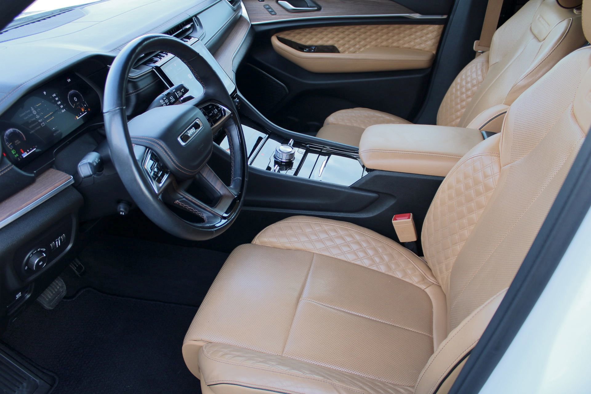 2021 Jeep Grand Cherokee L Summit photo 3