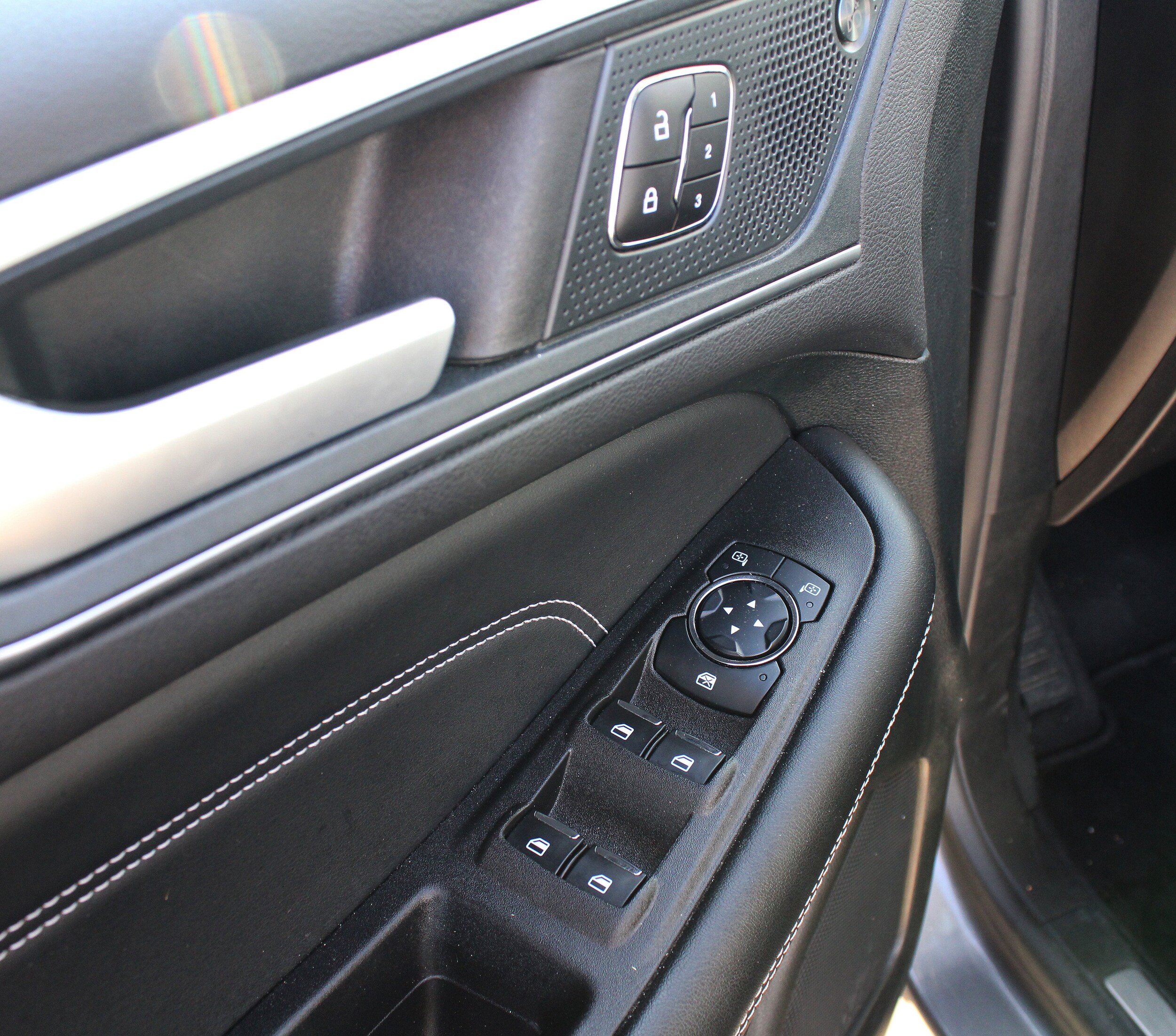 2024 Ford Edge Titanium photo 3