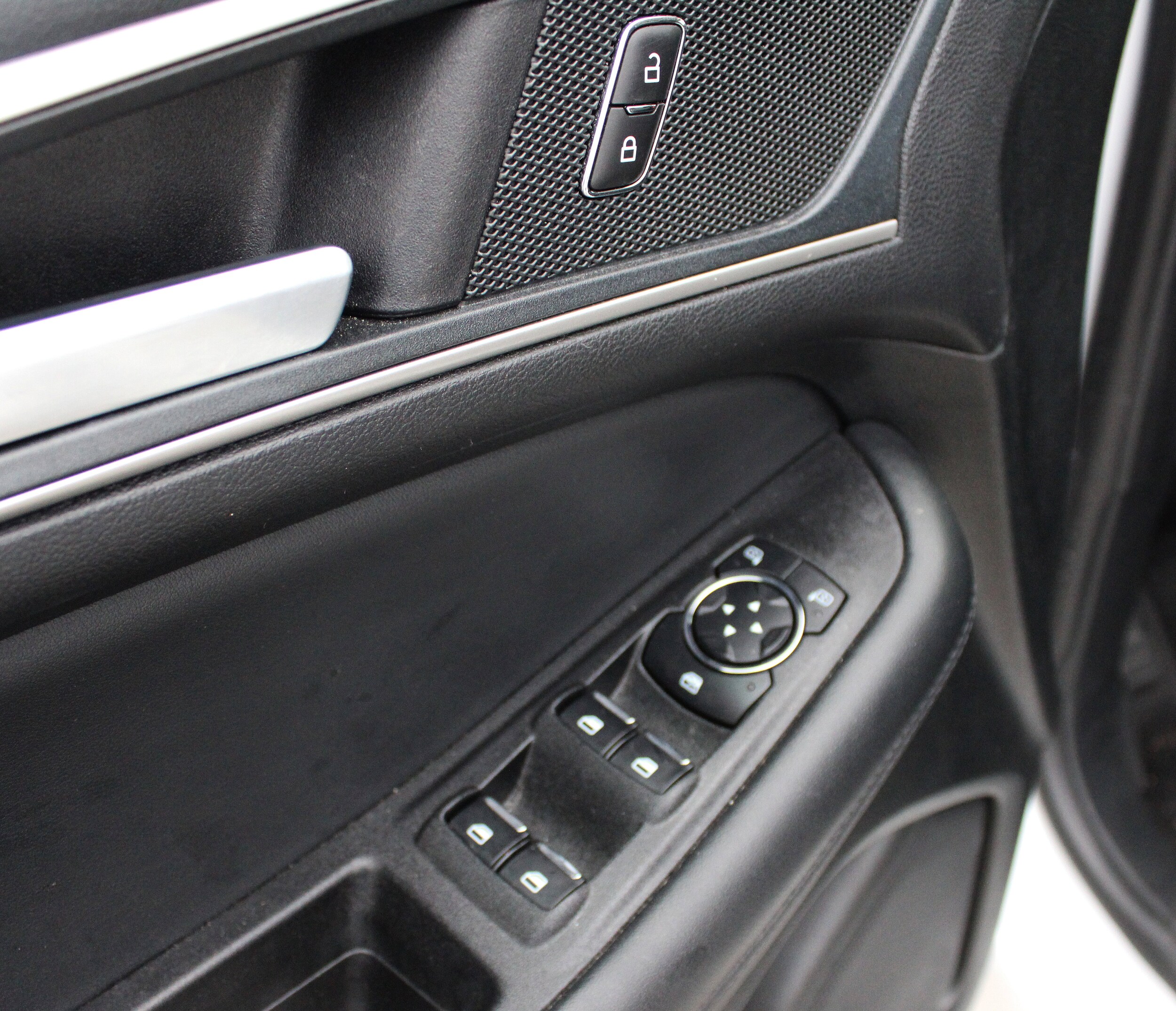 2024 Ford Edge SEL photo 3