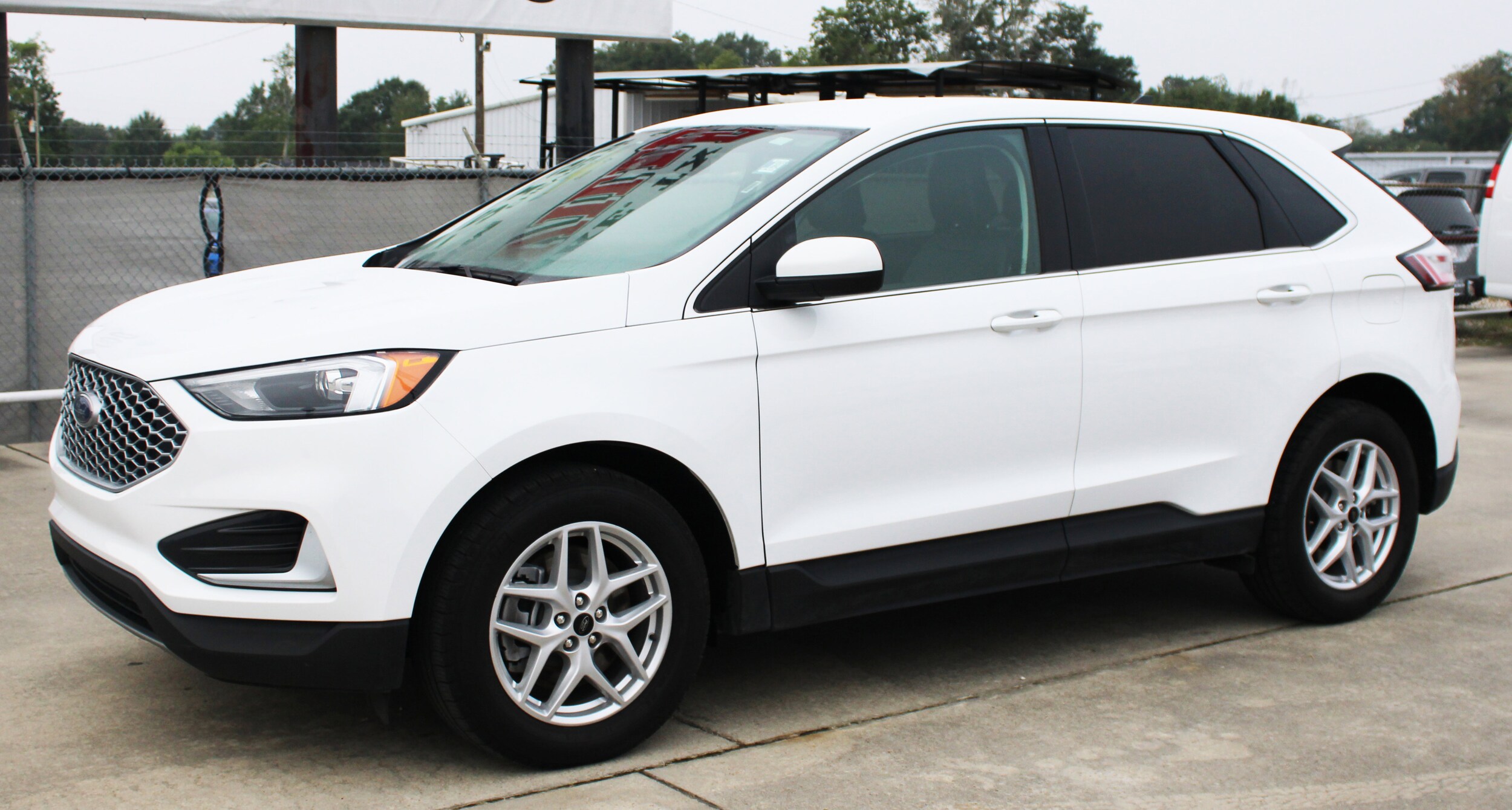 2024 Ford Edge SEL photo 2