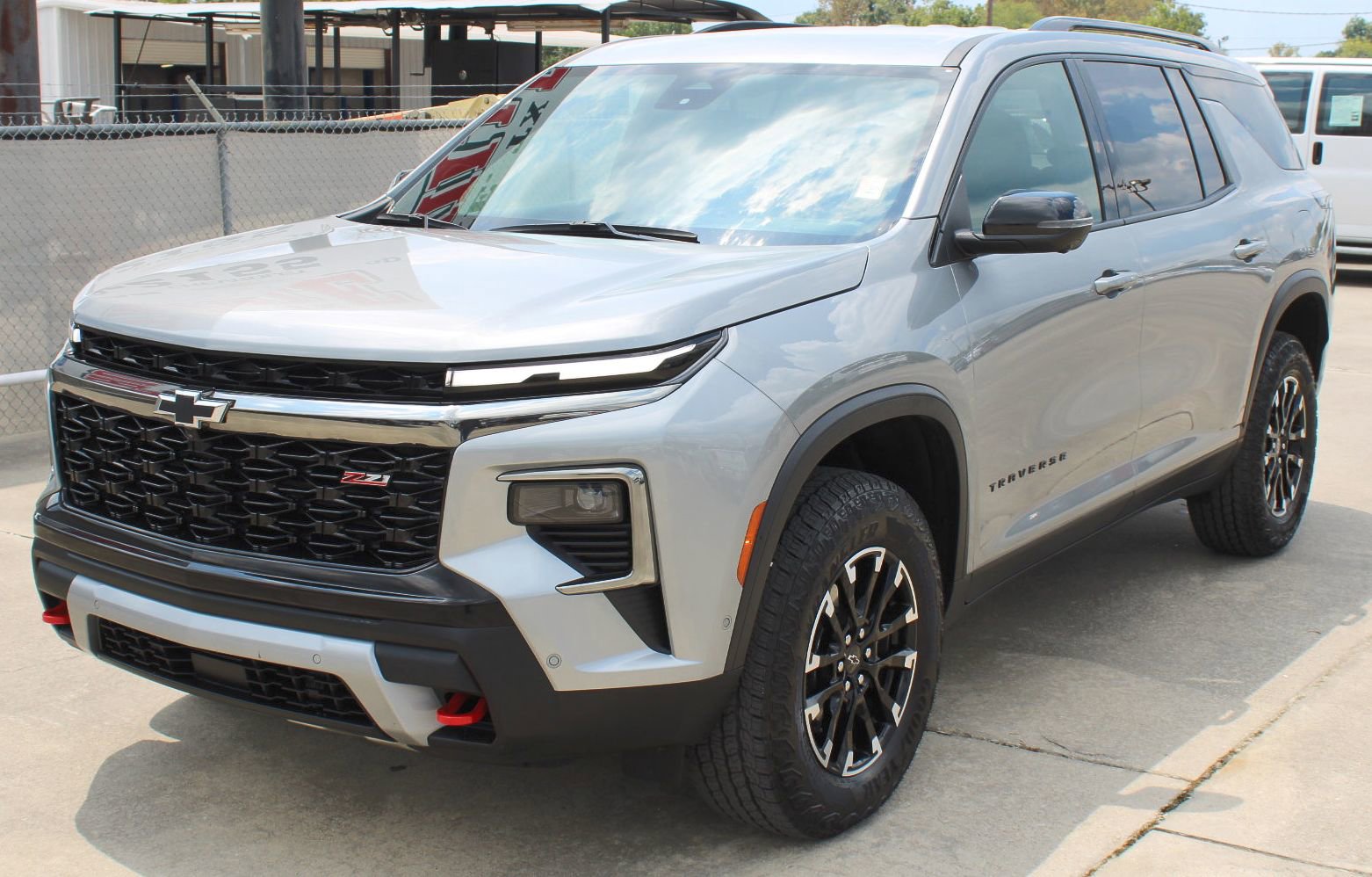 2024 Chevrolet Traverse Z71 photo 2