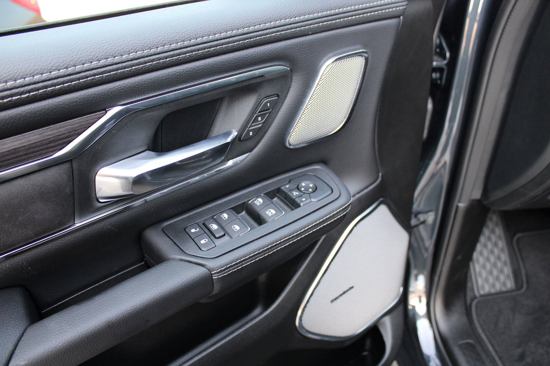 2026 Ram 1500 Laramie photo 3