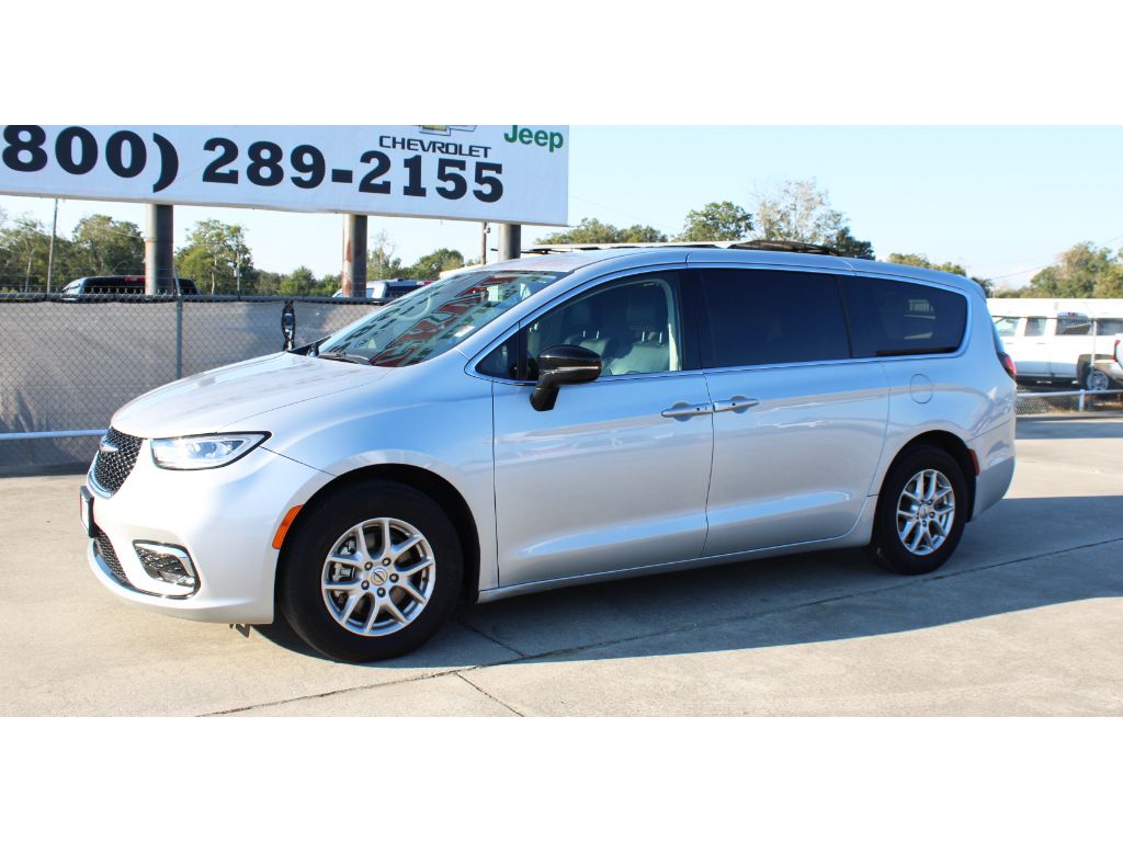 2024 Chrysler Pacifica Touring L photo 2