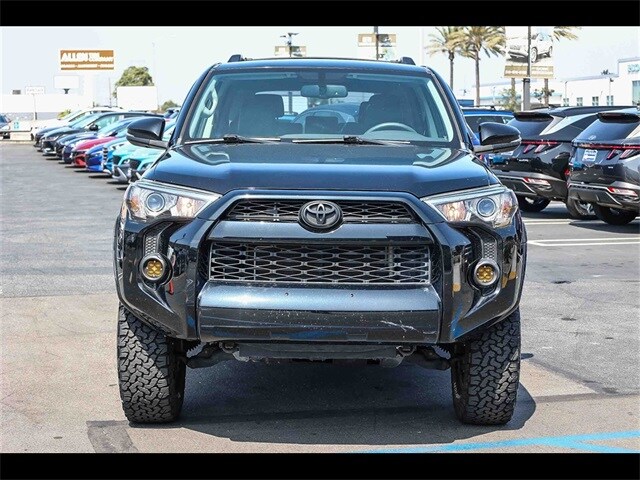 2017 Toyota 4Runner SR5 photo 2