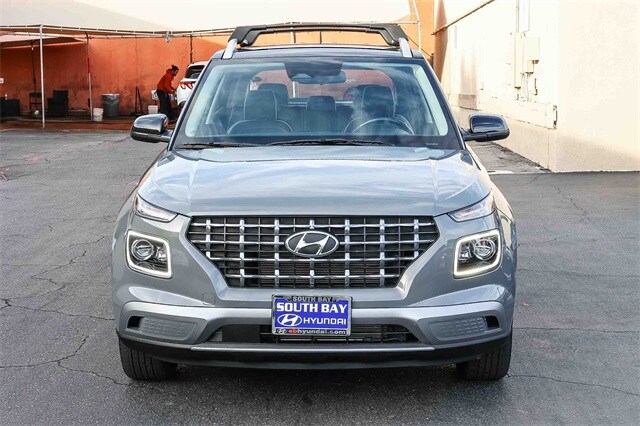 2023 Hyundai Venue Limited photo 2