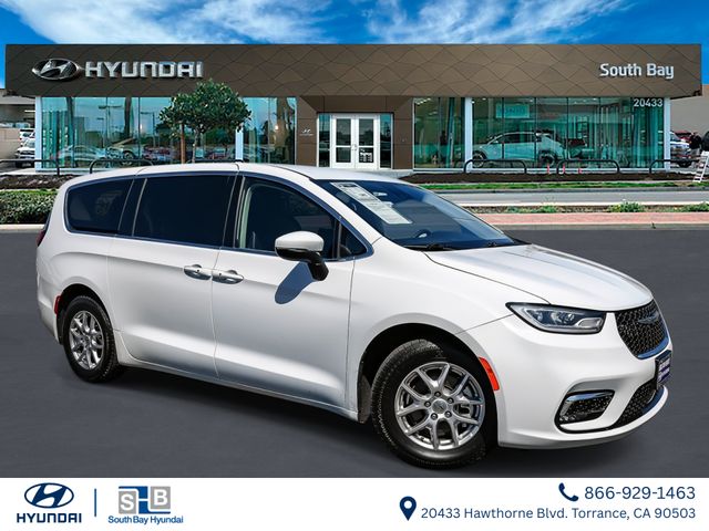 2023 Chrysler Pacifica Touring L's photo