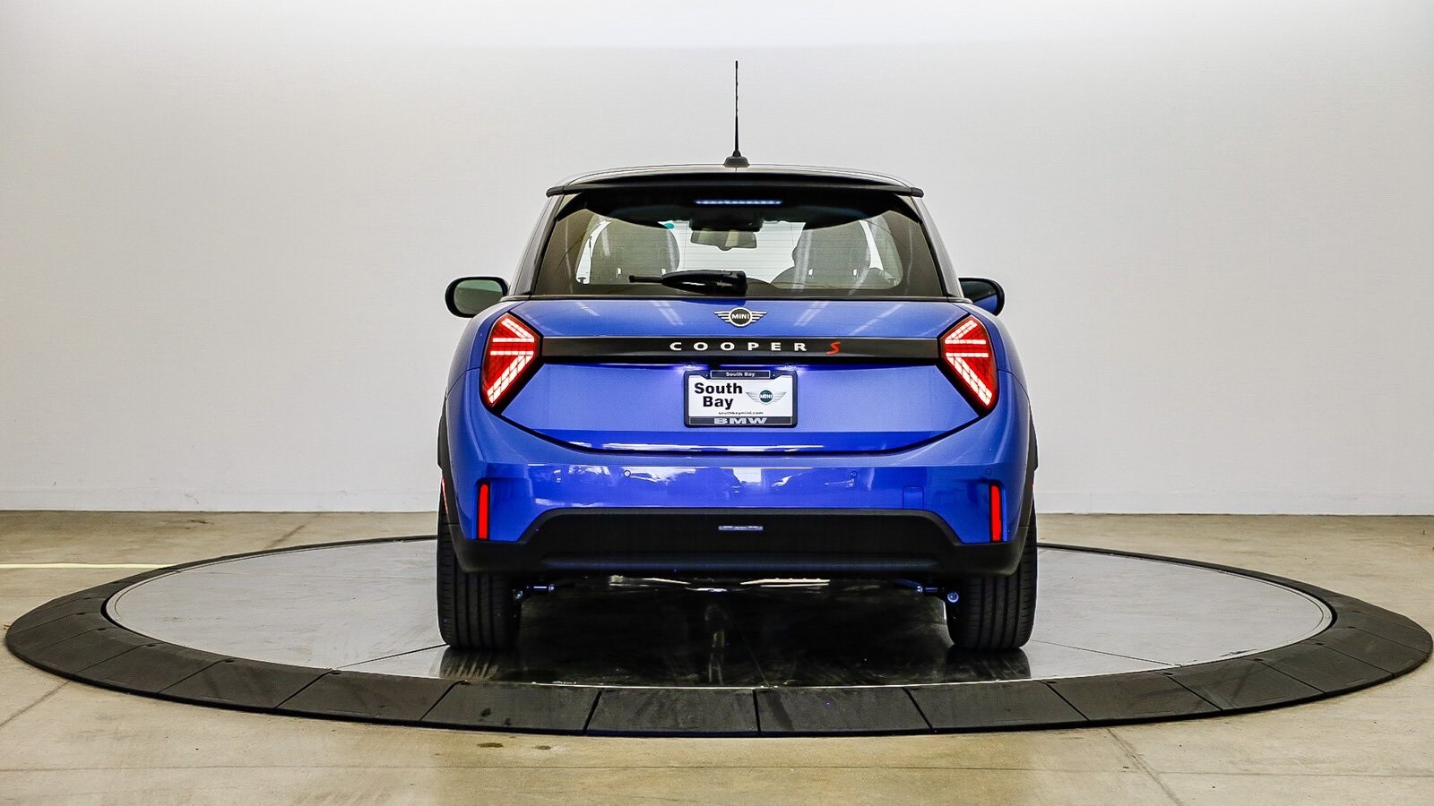 2025 Mini Cooper Hardtop 2 Door Signature photo 3