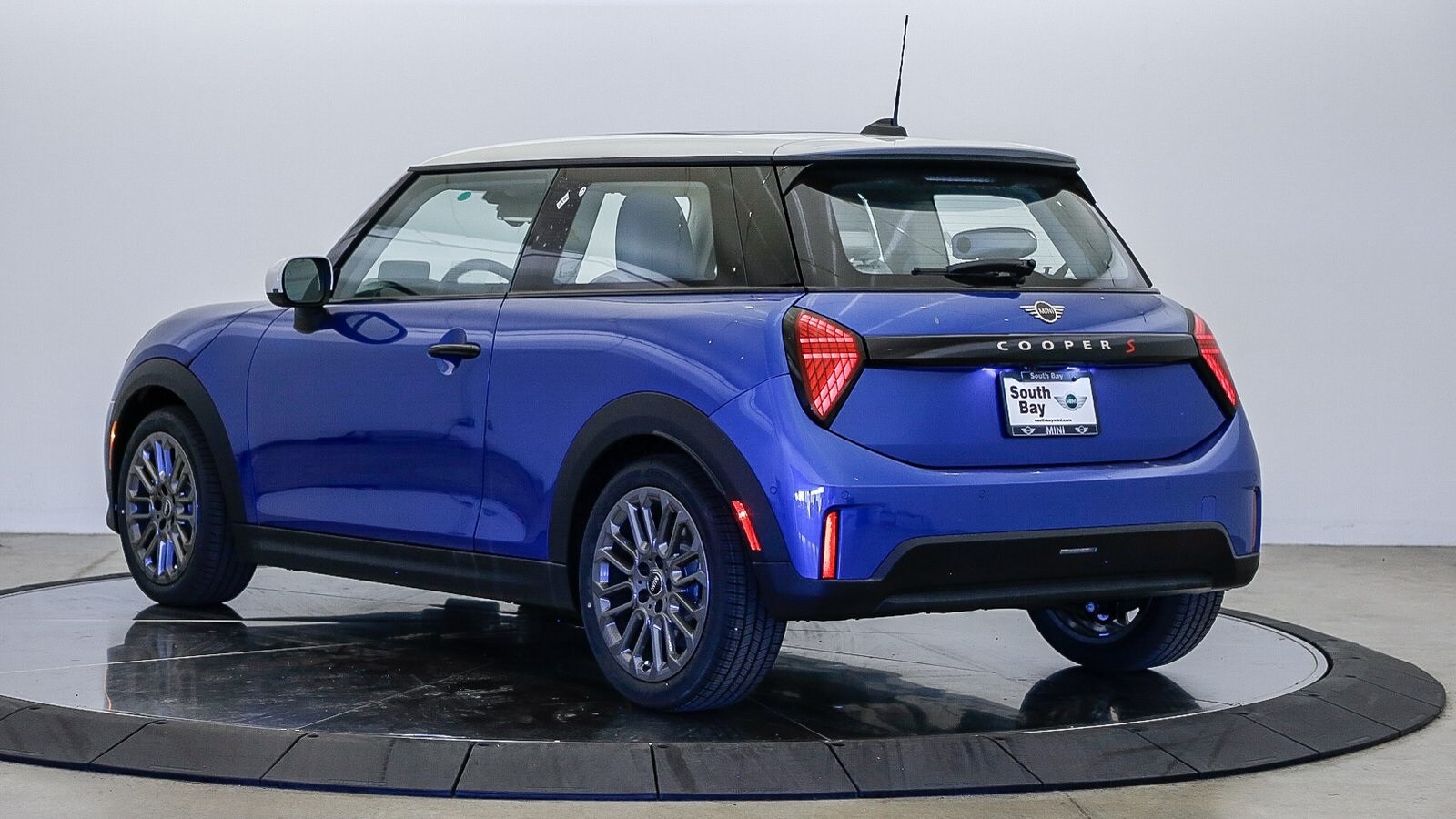 2025 Mini Cooper Hardtop 2 Door Signature photo 2
