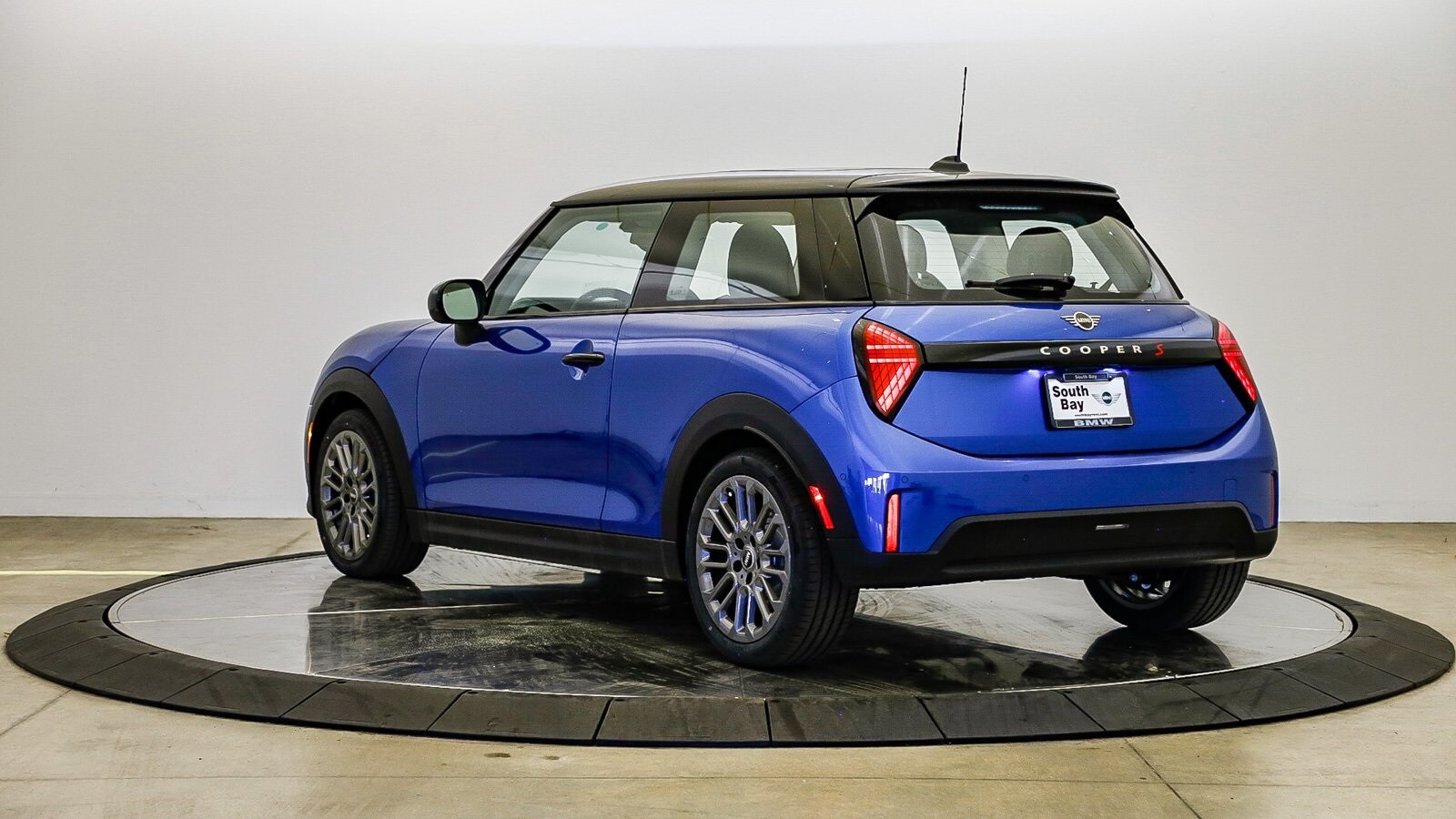 2025 Mini Cooper Hardtop 2 Door Signature photo 2