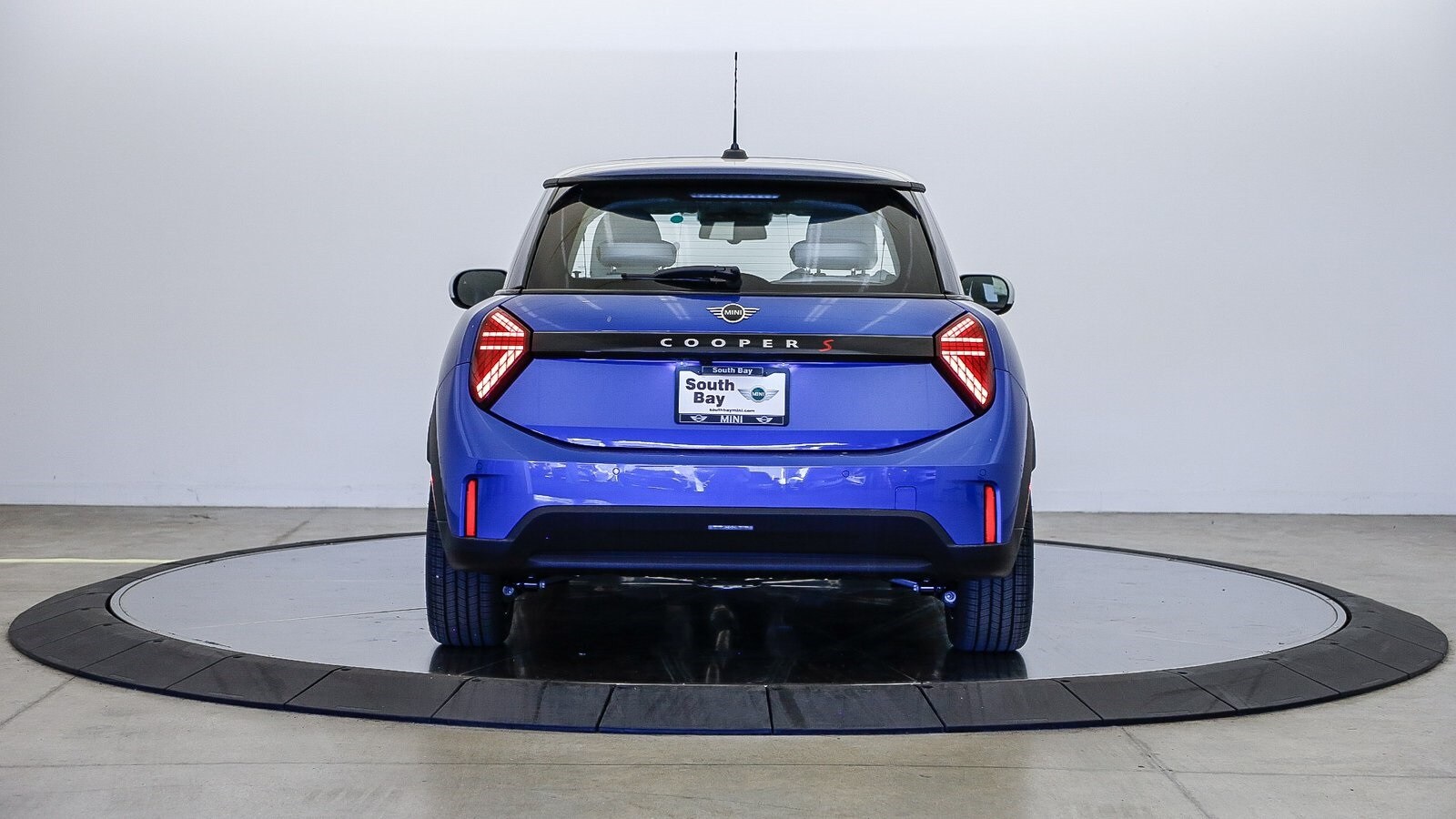 2025 Mini Cooper Hardtop 2 Door Signature photo 3
