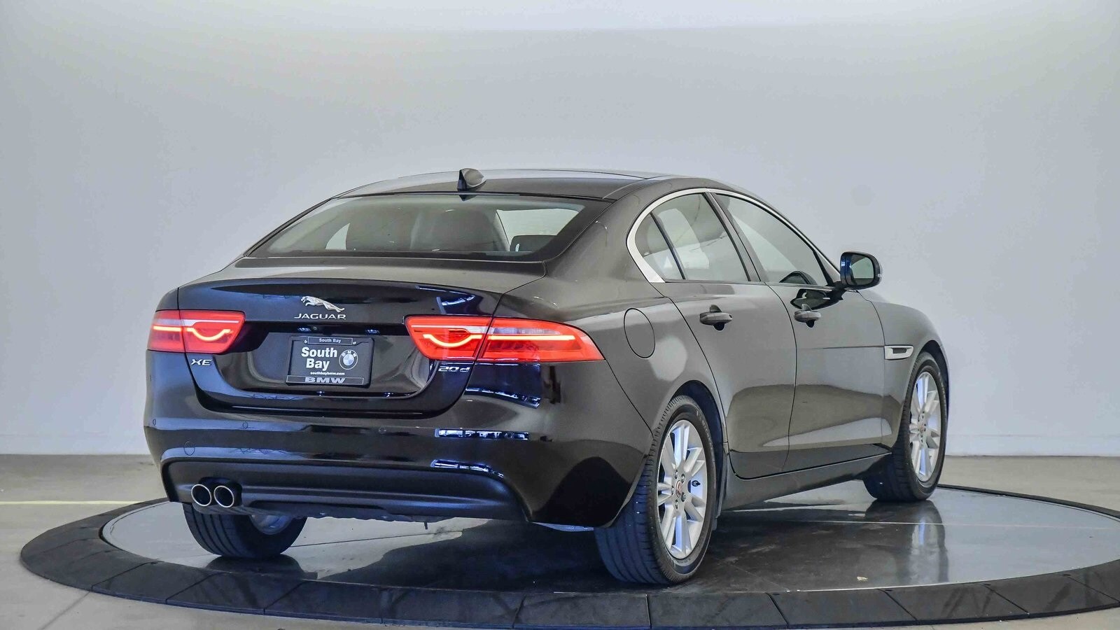 2018 Jaguar XE Premium photo 3