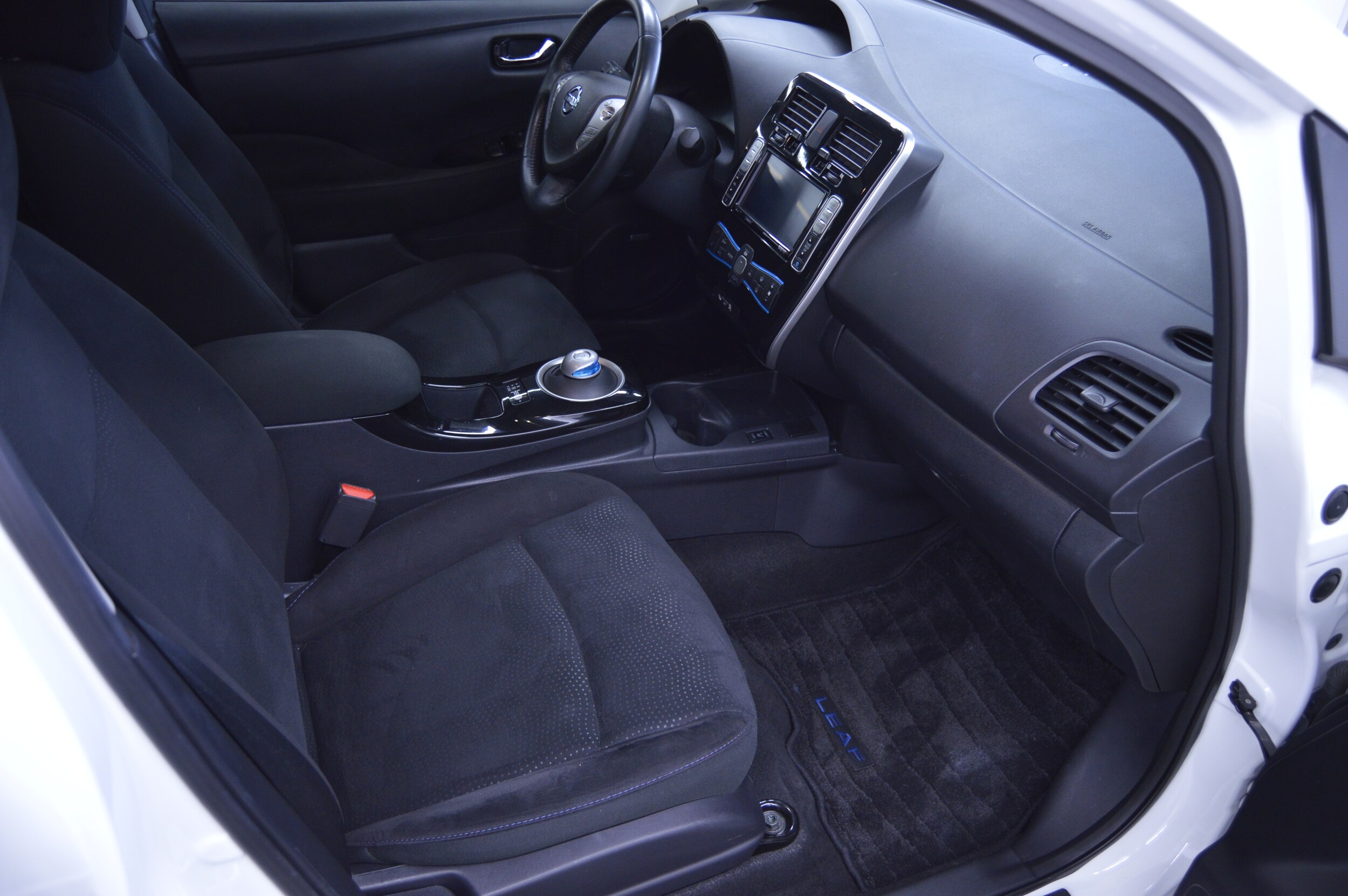 2016 Nissan LEAF SV - Photo 18