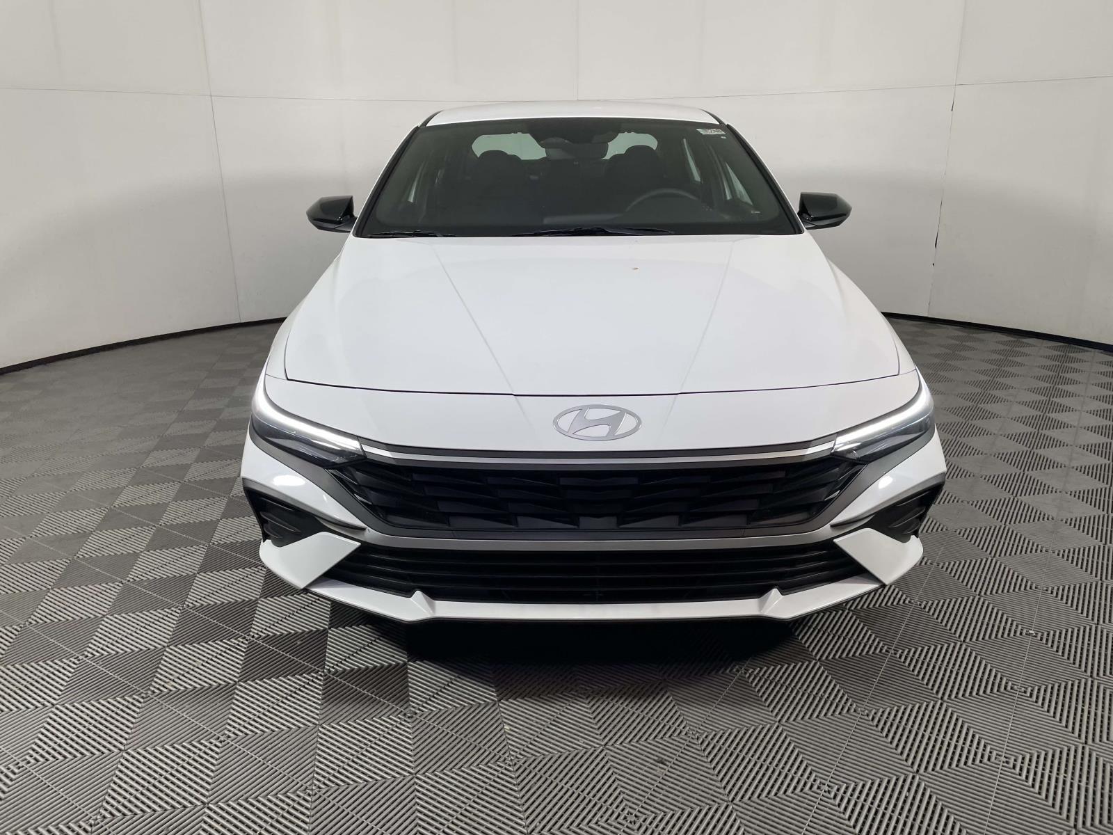2025 Hyundai Elantra SEL Sport photo 2