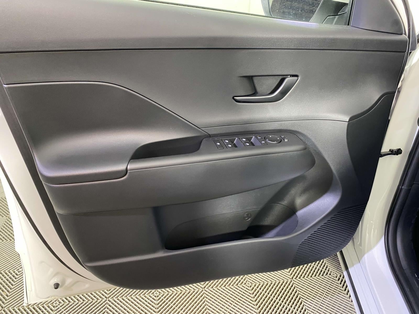 2025 Hyundai Kona EV SEL - Photo 9