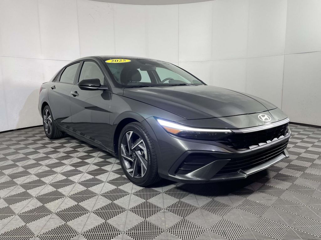 2025 Hyundai Elantra SEL's photo