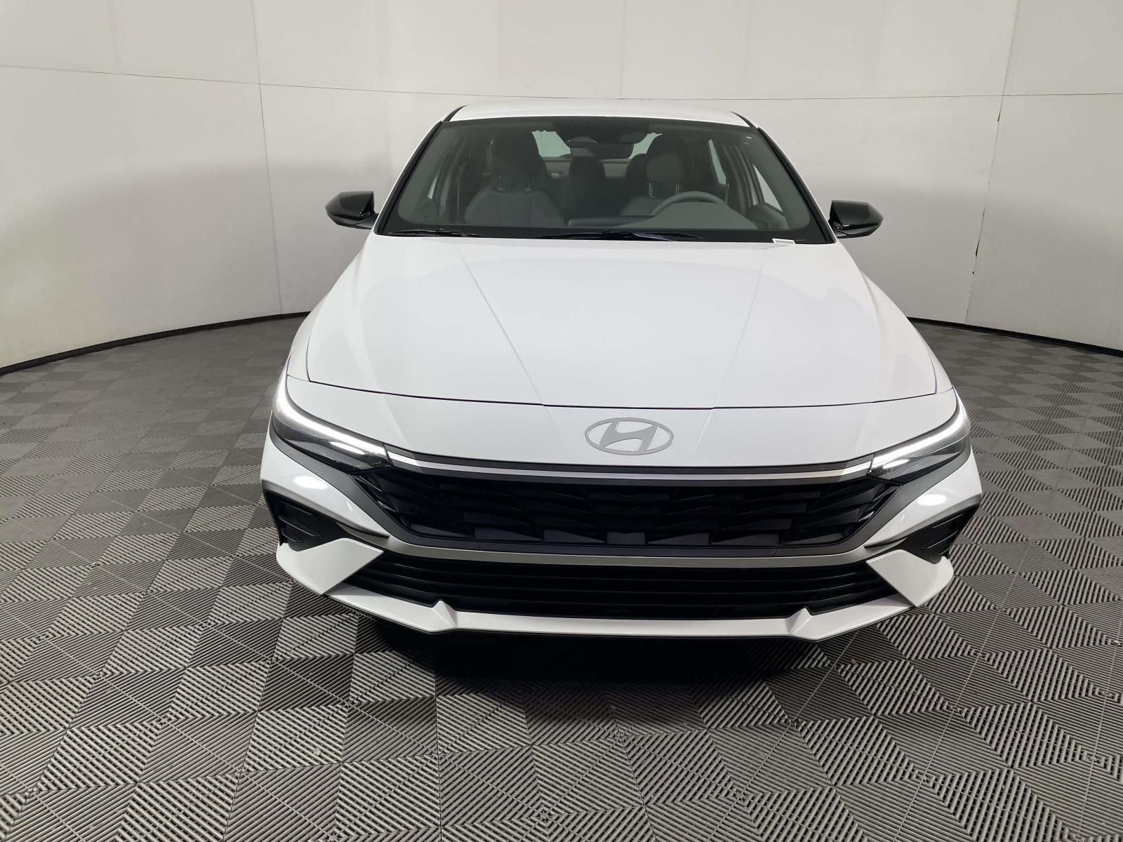 2026 Hyundai Elantra SEL Sport photo 2