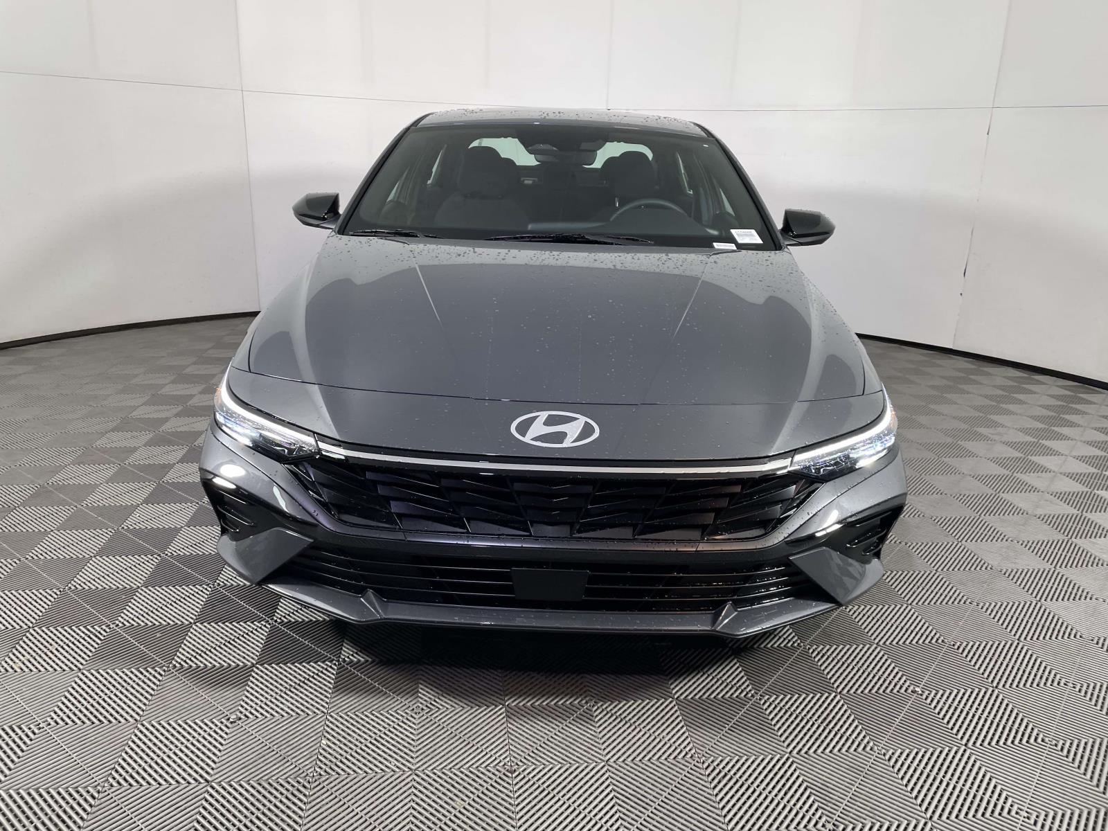 2026 Hyundai Elantra SEL Sport photo 2