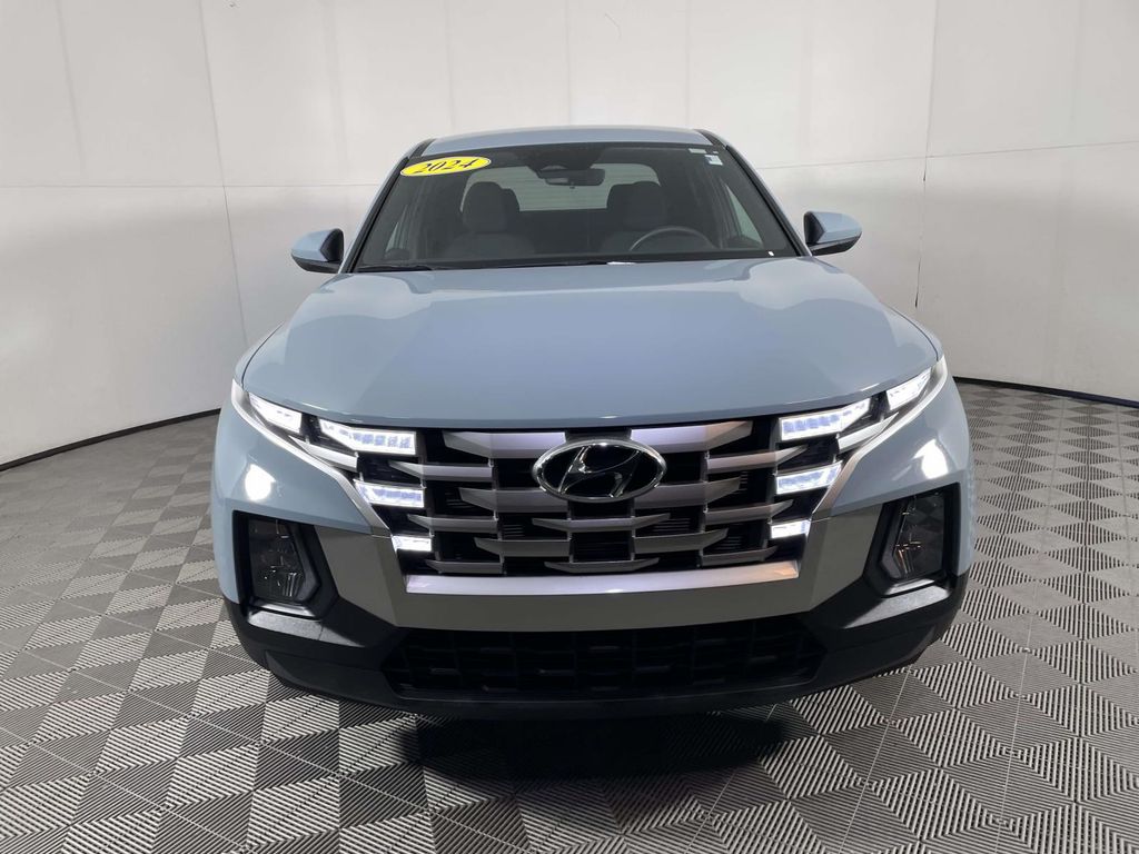 2024 Hyundai Santa Cruz SE photo 2