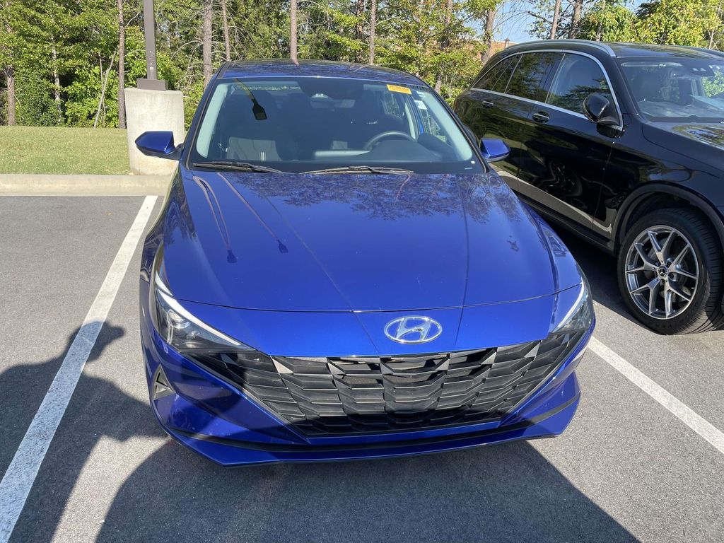2022 Hyundai Elantra SEL photo 2