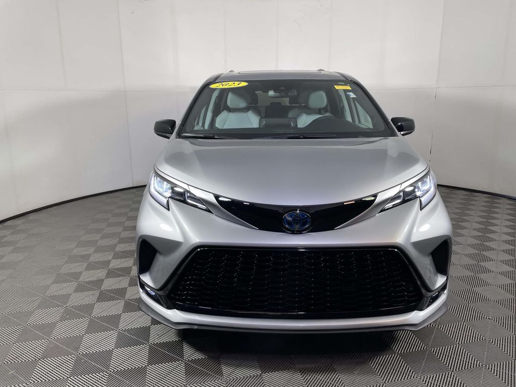 2023 Toyota Sienna XSE photo 2