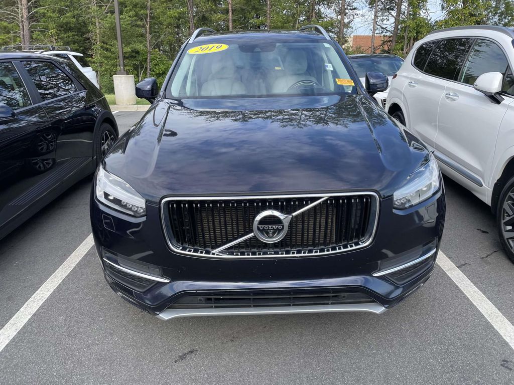 2019 Volvo XC90 T6 Momentum photo 2