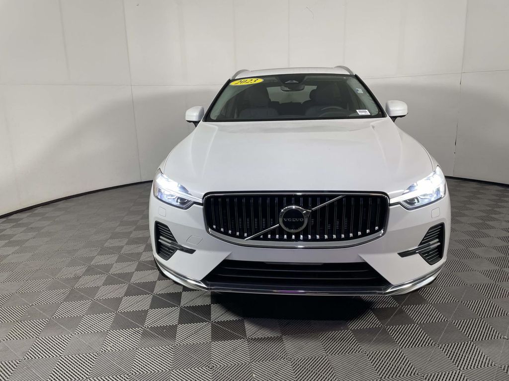 2023 Volvo XC60 B5 Plus photo 2