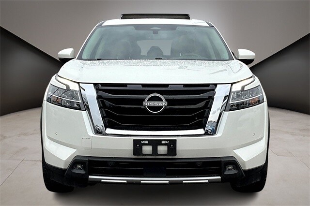 2023 Nissan Pathfinder Platinum photo 2