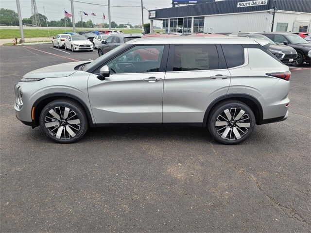 2025 Mitsubishi Outlander SE photo 2