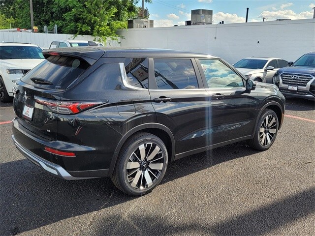 2025 Mitsubishi Outlander SE photo 4
