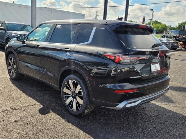 2025 Mitsubishi Outlander SE photo 3