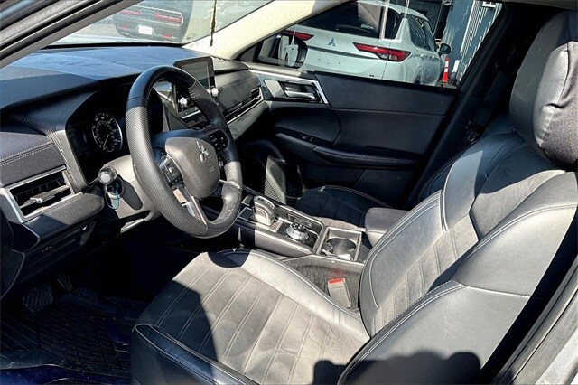 2023 Mitsubishi Outlander SE photo 3