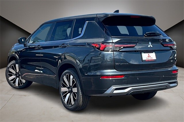 2025 Mitsubishi Outlander SE photo 3