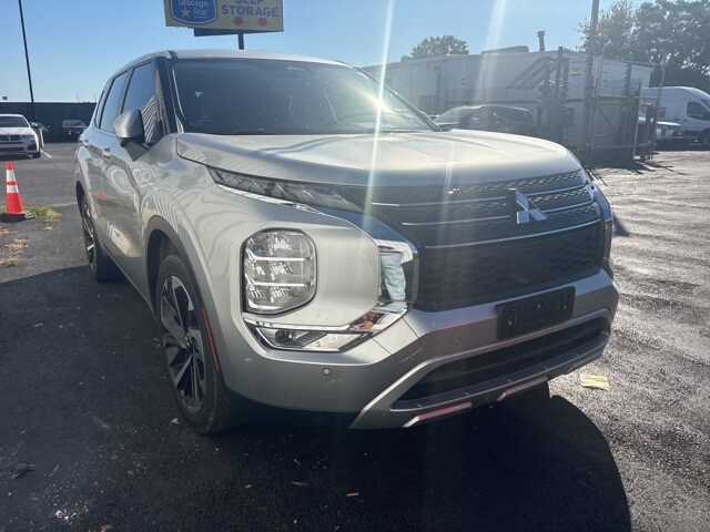 2023 Mitsubishi Outlander SE photo 2