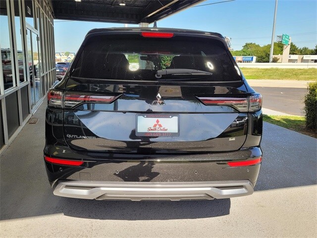 2025 Mitsubishi Outlander SE photo 2