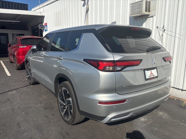 2023 Mitsubishi Outlander SE photo 3