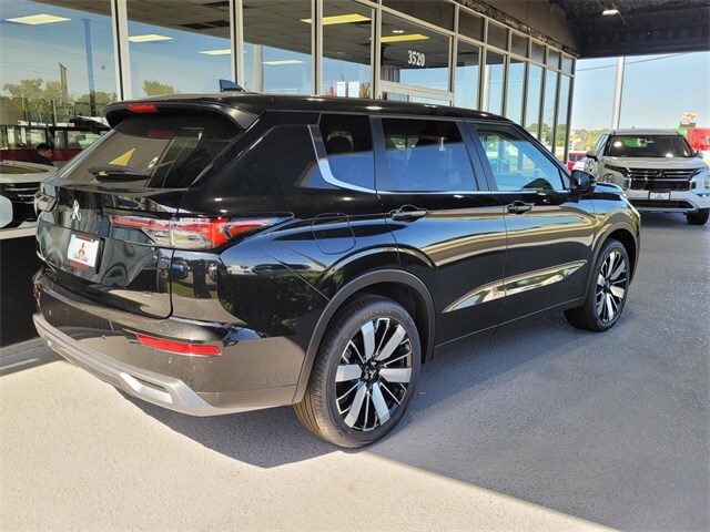 2025 Mitsubishi Outlander SE photo 3