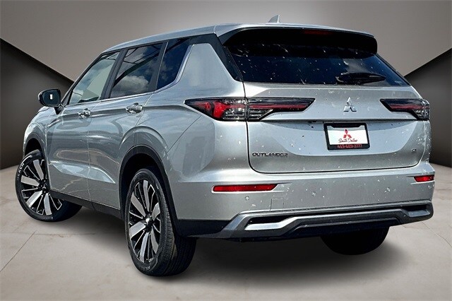 2025 Mitsubishi Outlander SE photo 4